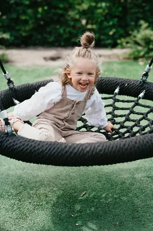 Werken Bij Compananny Kinderopvang Meisje Speelt Op Schommel Locaties